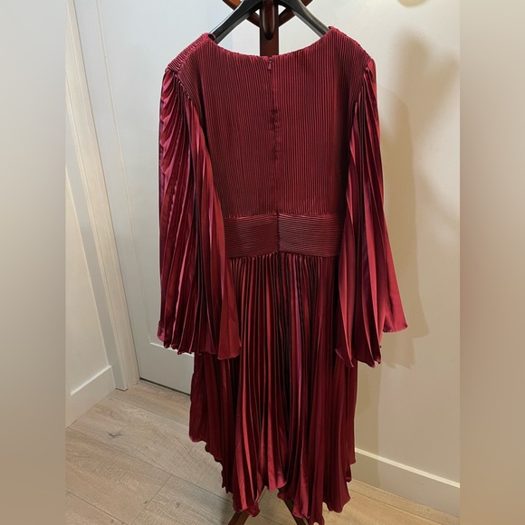 Mac Duggal Long Flare Sleeve Pleated Dress In Berry Size 14 - Picture 5 of 11